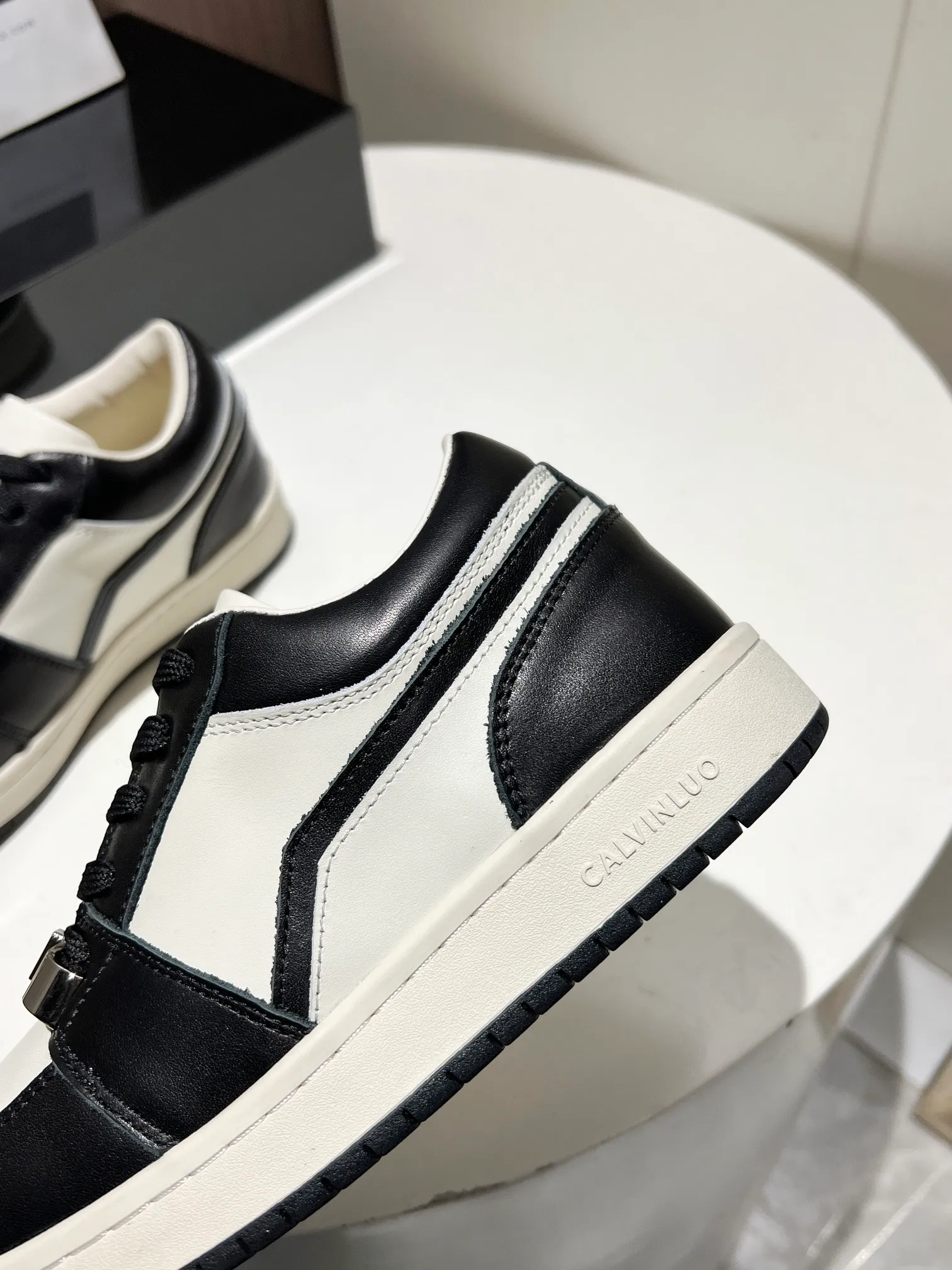 👟👟Ex-factory price 480👟👟 👑CALVINLUO I CUBE SNEAKER trendy brand square shoes low-top casual square-toe sneakers skateboard shoes sneakers👑 Starting from the design elements of classic two-color sneakers, CALVINLUO extracts the iconic elements of casual sneakers and integrates them into the formal "square toe" of formal shoes to make the overall lines of the sneakers more distinct. Nowadays, the matching rules are casual. 🧣Formal sports shoes are nothing new. The unique avant-garde square lines of CUBE SNEAKER, whether it echoes the tough and crisp suits, or appears in an eclectic manner in street styles, are a choice that breaks away from tradition and shows personality🧢 ▪️ Fabric: Original custom imported first-layer cowhide ▪️ Lining: Imported breathable mesh lining + soft sheepskin ▪️ Sole: Original molded two-color TPU outsole ▪️ Size: 35-40 (40 customized)